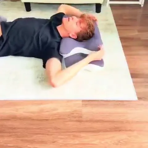 Mann liegt auf dem Nackenkissen; anschließend wird an einem anatomischen Skelettmodell gezeigt, wie Kopf und Nacken auf dem Kissen aufliegen